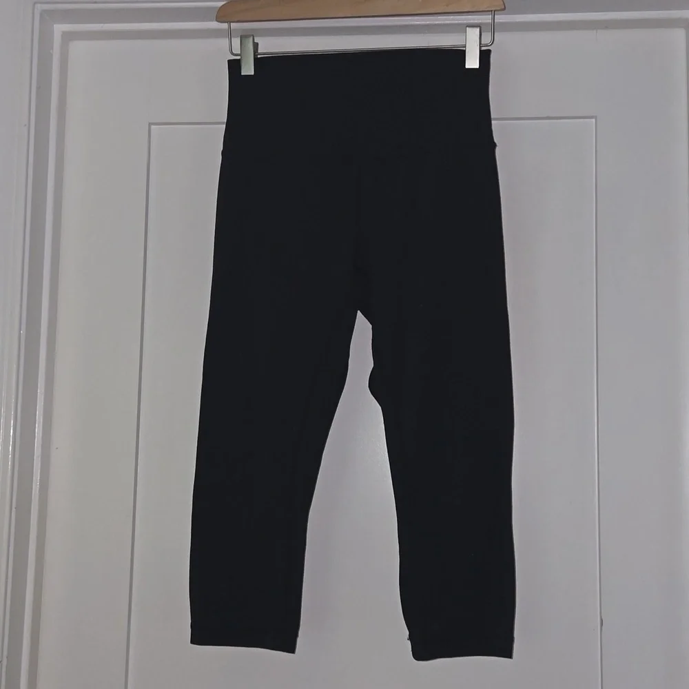 Lululemon Black Cropped Leggings High‎ Rise Size 6